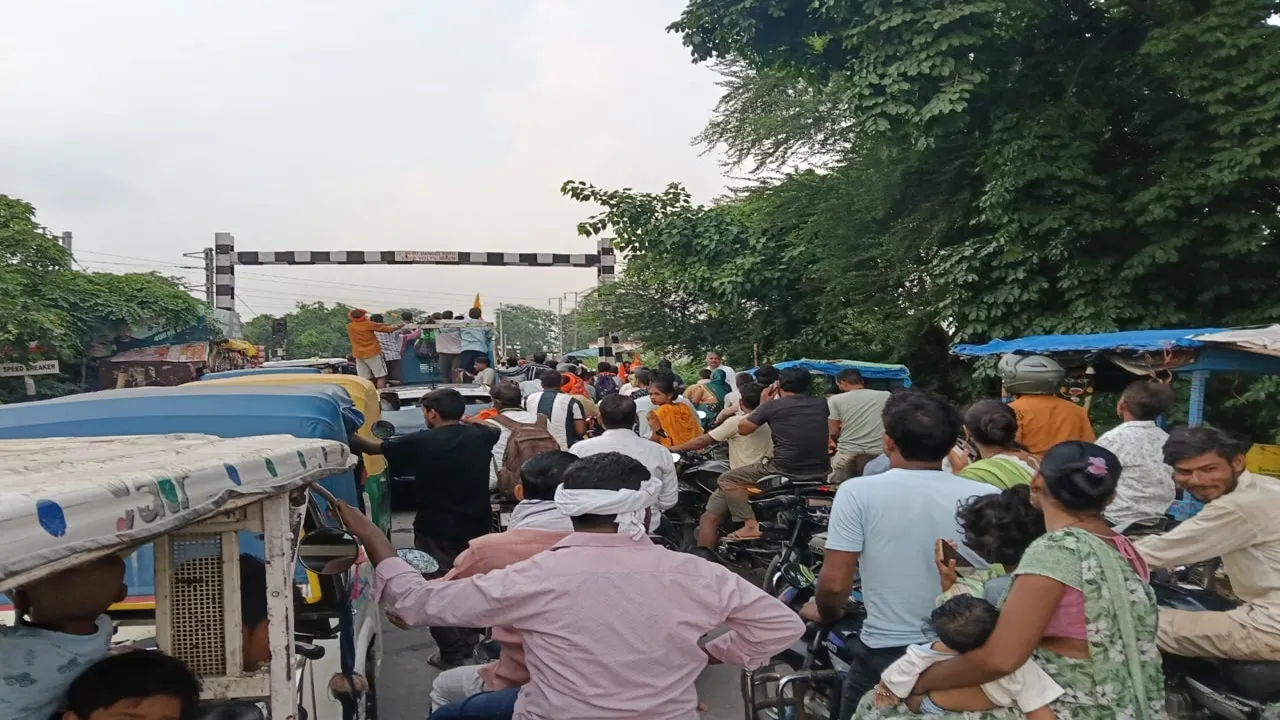 Barabanki News : श्रद्धालुओं की भीड़ से रेलवे क्रॉसिंग पर जाम, रोकनी पड़ी ट्रेन; ओवरब्रिज की उठी मांग