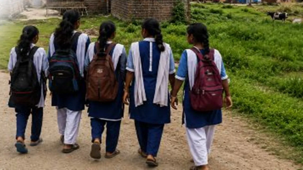 यूनिवर्सिटी की राह नहीं पकड़ पातीं ग्रामीण छात्राएं