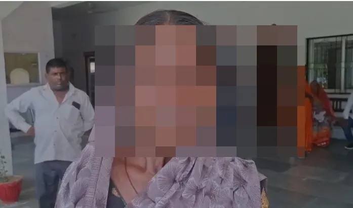 Shravasti News : गर्भवती महिला पहुंची DM के दरबार, बोली- पति की मौत के बाद देवर ने पत्नी बनाकर रखा; फिर दूसरे के हाथ सौंपा