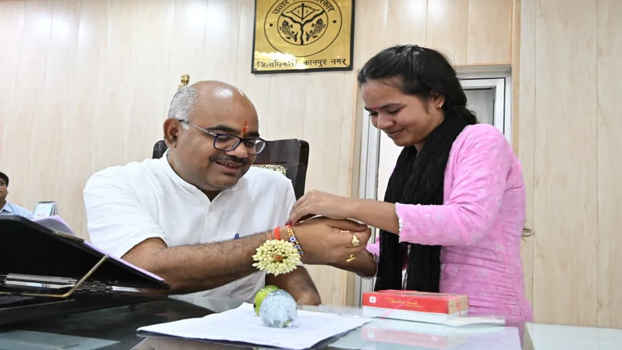Kanpur News : बहन इशु ने बांधी कलाई पर राखी तो डीएम ने निभाया भाई का फर्ज, भर दी स्कूल फीस और दिलाई साइकिल