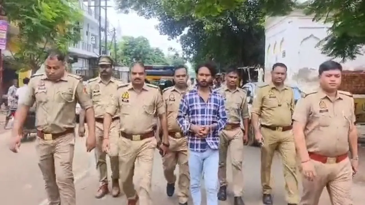 Kanpur News : अधिवक्ता ने मांगे 10 हजार तो हिस्ट्रीशीटर ने बरसा दिए पत्थर, पुलिस ने डेढ़ किमी पैदल घुमाया; हाथ जोड़ बोला- अब अपराध नहीं करूंगा