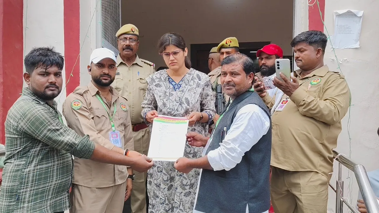 Sultanpur News : चालकों ने भरी हुंकार, मांगों को लेकर किया प्रदर्शन; एसडीएम को सौंपा ज्ञापन