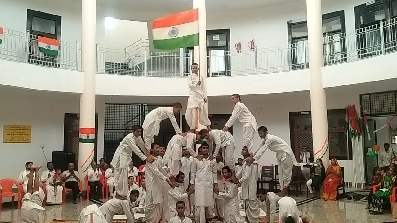 Kanpur News : ‘मैं न रहूं… पर भारत सदैव जीवित रहे’, वेद विद्यालय के बच्चों का उद्घोष सुन भावुक हुआ सरसौल; शहीद की पत्नी भी सम्मानित