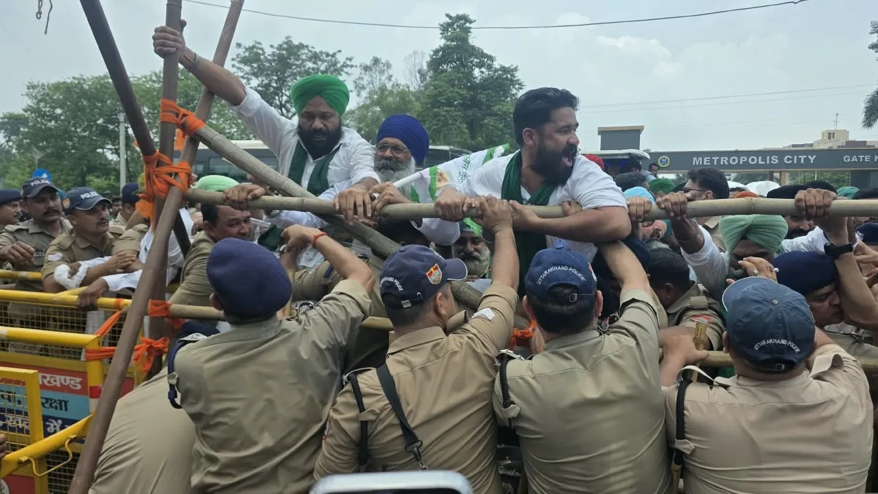 रुद्रपुर में किसानों का हल्लाबोल! कलेक्ट्रेट घेरने पहुंचे किसनों  की पुलिस से धक्का-मुक्की, बैरिकेडिंग तोड़ी, हाईवे जाम