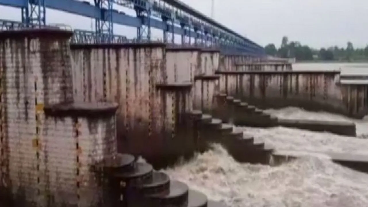 Lakhimpur News:  बनबसा बैराज से छोड़ा गया 1.20 लाख क्यूसेक पानी, शारदा का जलस्तर बढ़ने से गांवों में बाढ़ का खतरा 