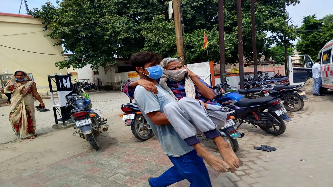 उन्नाव में खुली स्वास्थ्य व्यवस्थाओं की पोल : स्ट्रेचर न मिलने पर बीमार बुजुर्ग को गोद में ले जाने को मजबूर हुआ युवक