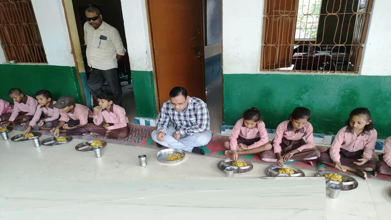 Sultanpur News : किचेन गार्डन से बच्चों की थाली में पहुंच रही पौष्टिक सब्जियां, शिक्षा अधिकारियों ने बच्चों संग चखा भोजन