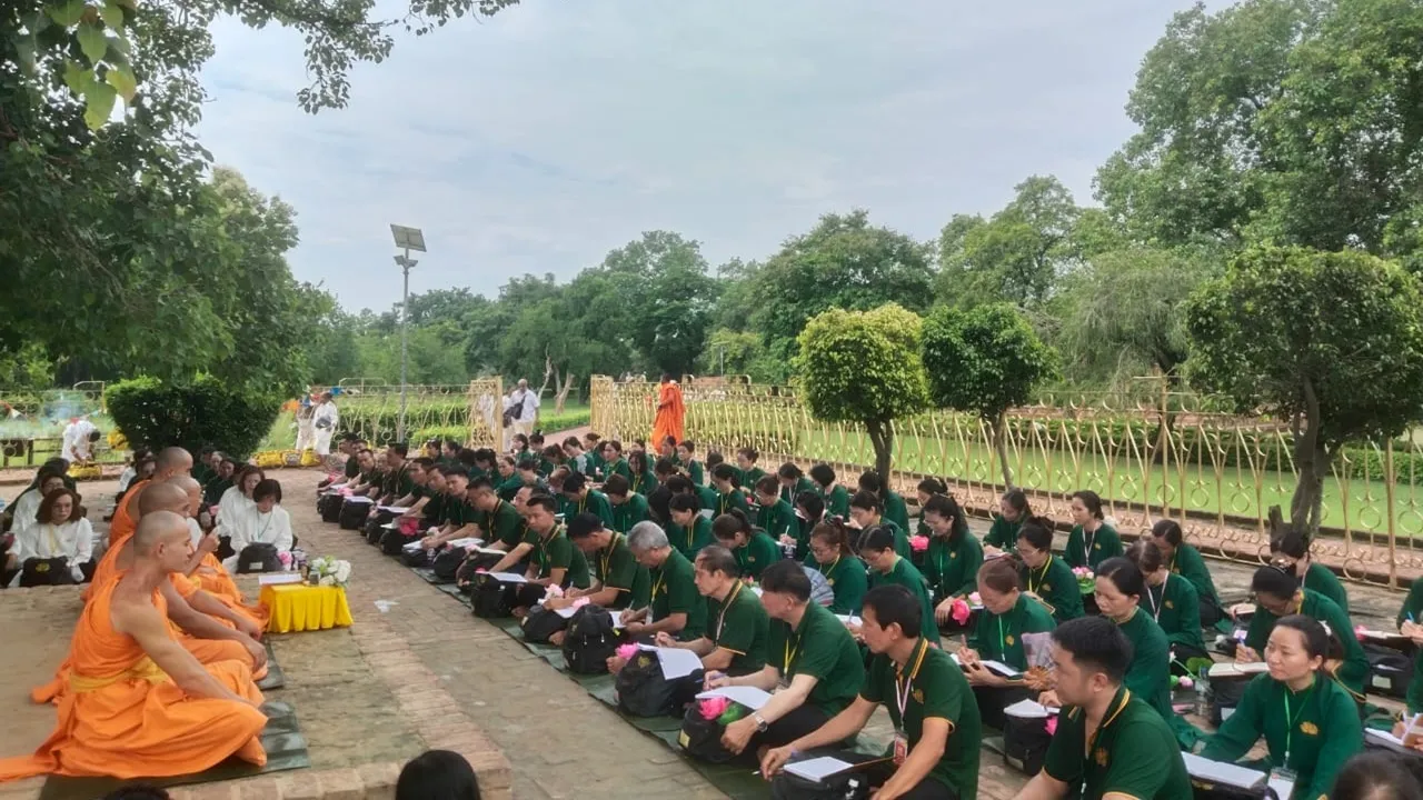 घर में बुद्ध की प्रतिमा रखने से क्या होता है? वियतनाम से श्रावस्ती पहुंचे 55 अनुयायियों ने आनंद बोधि पर की प्रार्थना