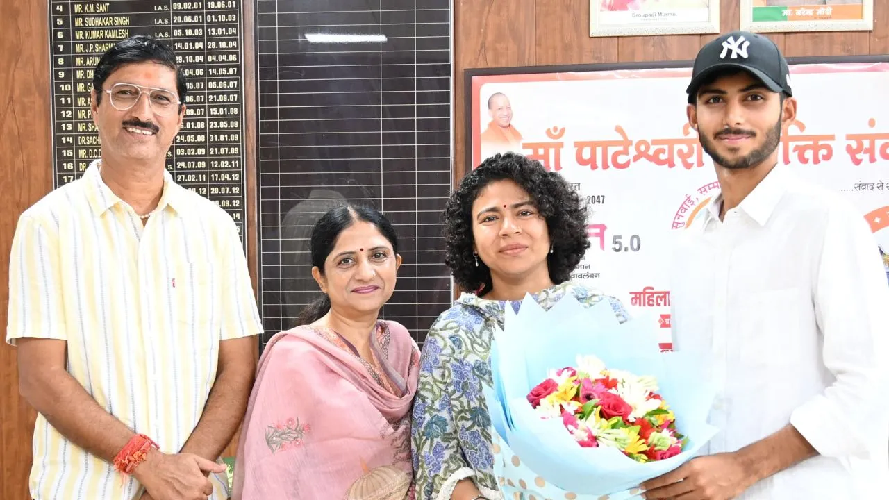 गोंडा  न्यूज़ :  अंडर-19 टीम के उपकप्तान की उपलब्धि पर आयुक्त ने थपथपाई पीठ, 17 साल के लक्ष्य रायचंदानी का सम्मान