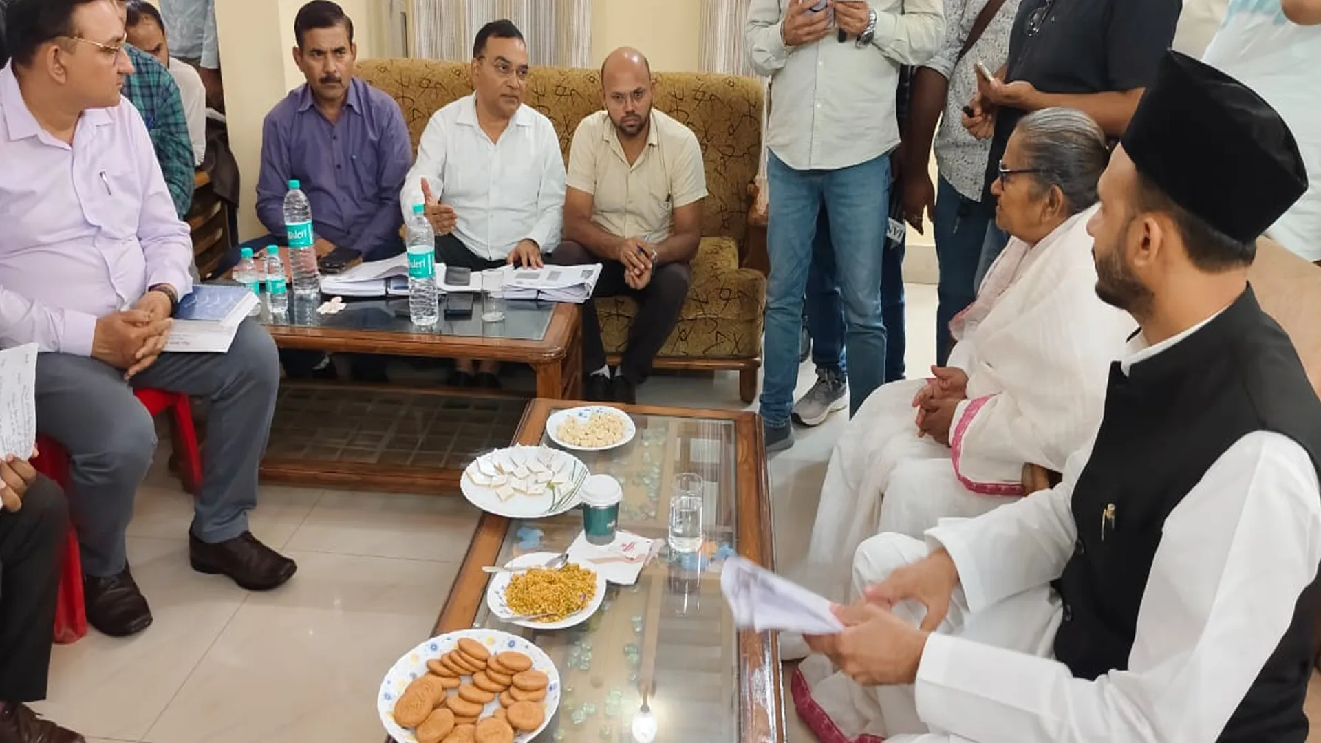 Sambhal News : 'जेई-एसडीओ नहीं सुनते हैं तो हमें बताइए, उनका इलाज हम करेंगे', बिजली विभाग की बैठक में अफसरों पर बरसीं मंत्री गुलाब देवी