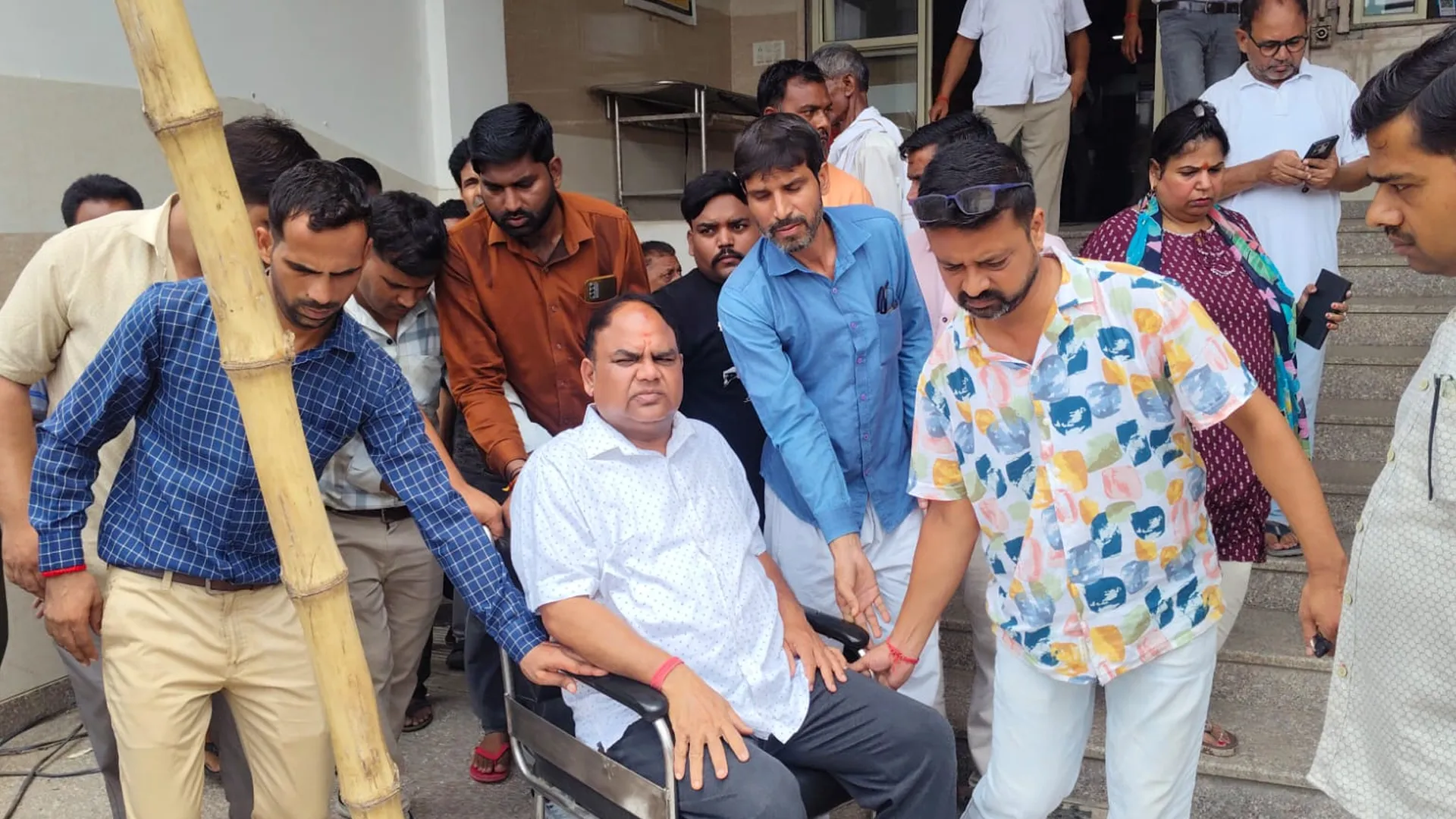 Budaun News : बिसौली विधायक आशुतोष मौर्य की गाड़ी का एक्सीडेंट, आमने-सामने की टक्कर में विधायक और बैंककर्मी घायल 