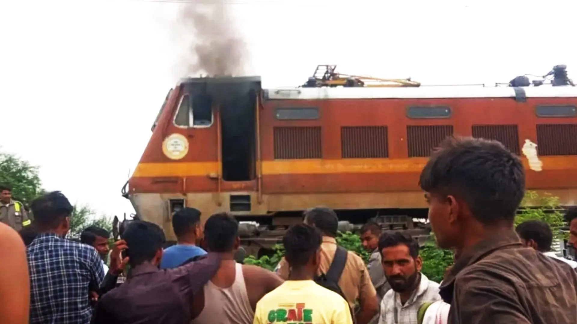 Budaun News : कासगंज-बरेली पैसेंजर ट्रेन के इंजन में लगी भयंकर आग, लोको पायलट की सूझबूझ से बची सैकड़ों यात्रियों की जान