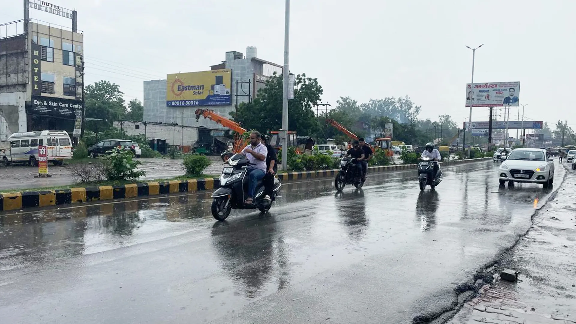 Bareilly News : सावन में झूमकर बरसे बादल, झमाझम बारिश से सुहाना हुआ बरेली का मौसम