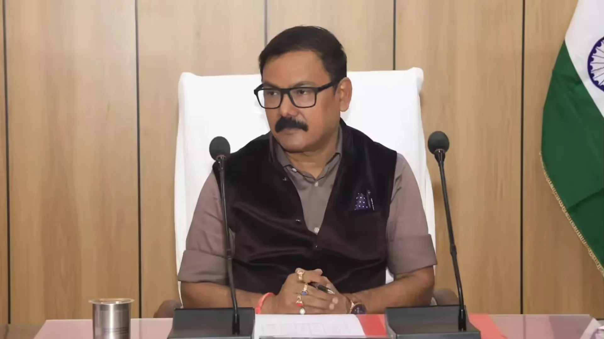 बरेली में डीएम का बड़ा एक्शन : जनसुनवाई में लापरवाही पर 9 अफसरों का वेतन रोका, 26 से जवाब तलब