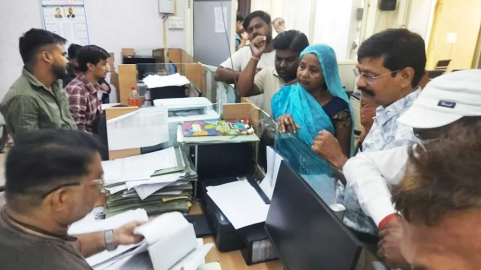 शाहजहांपुर पेंशन घोटाला : 600 खाताधारकों को रिकवरी नोटिस जारी, दफ्तर में दौड़े लोग