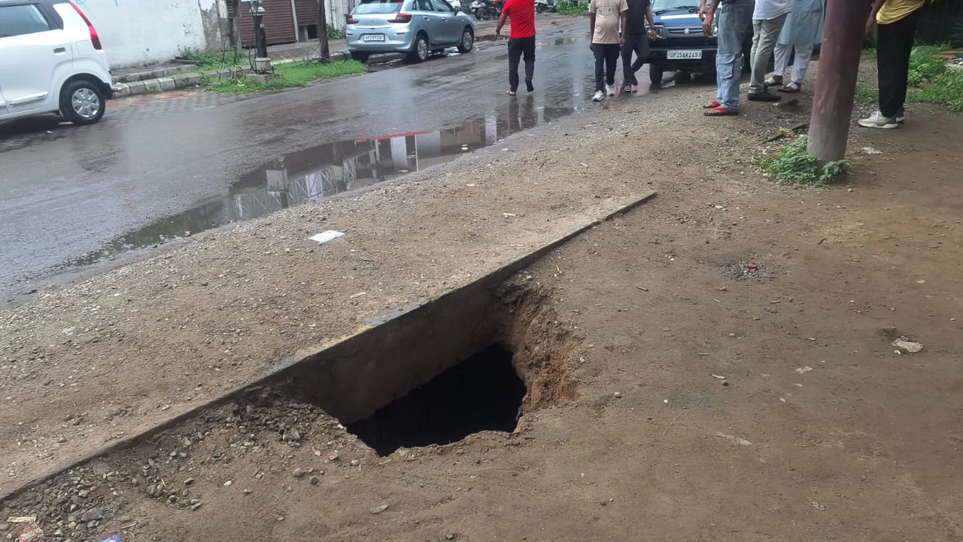 Bareilly News : नगर निगम की नाक के नीचे पटेल चौक पर बना जानलेवा गड्ढा, शिवभक्तों और राहगीरों के लिए बड़ा खतरा