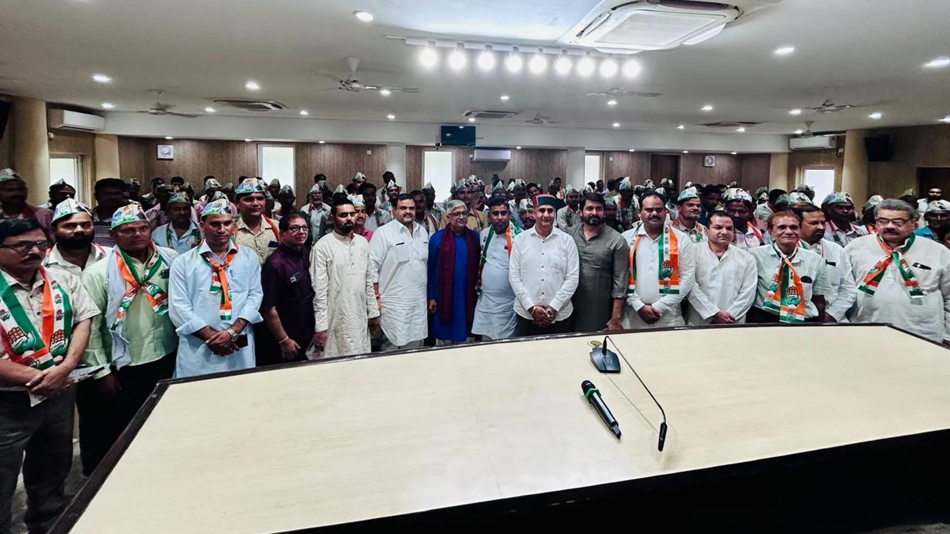 बरेली में BJP को बड़ा झटका : नवाबगंज के वरिष्ठ नेता रमेश गंगवार हजारों समर्थकों के साथ कांग्रेस में शामिल