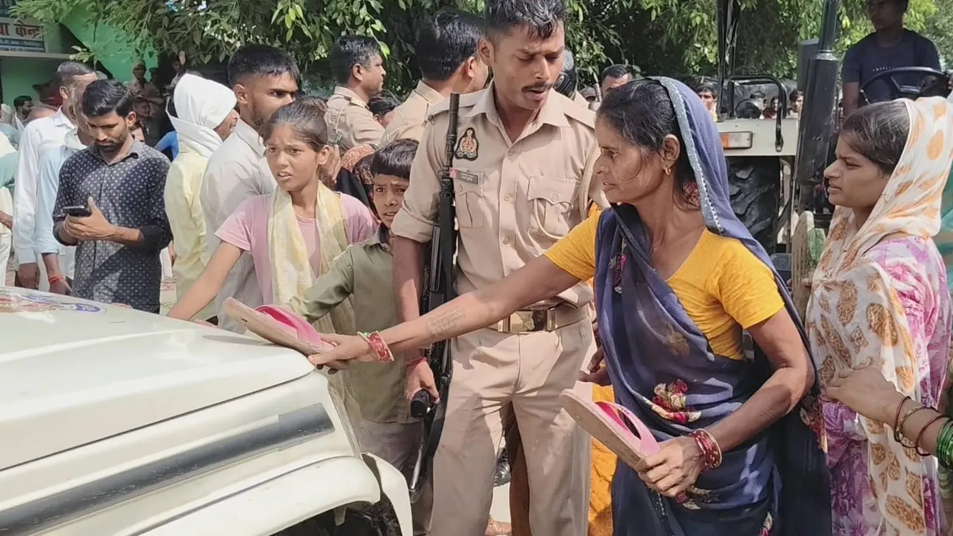 Shahjahanpur News : पुलिस पिटाई से मौत का आरोप, आक्रोशित परिजनों ने सड़क पर शव रखकर लगाया जाम