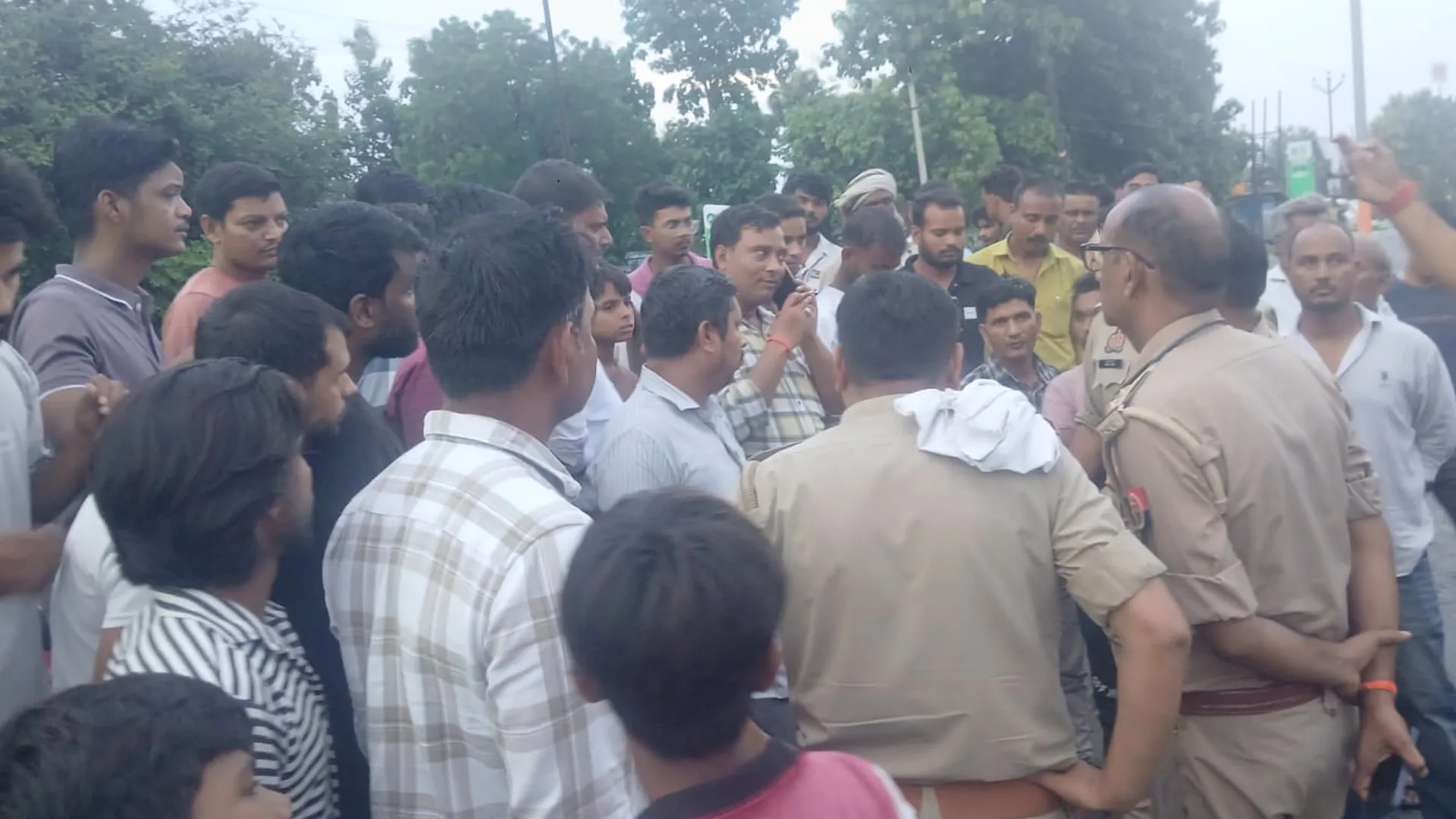 बदायूं में कांवड़ियों के रास्तों से गौवंश पकड़ने पर क्यों छिड़ गया विवाद, पेशु-प्रेमियों ने लगाया गंभीर आरोप 