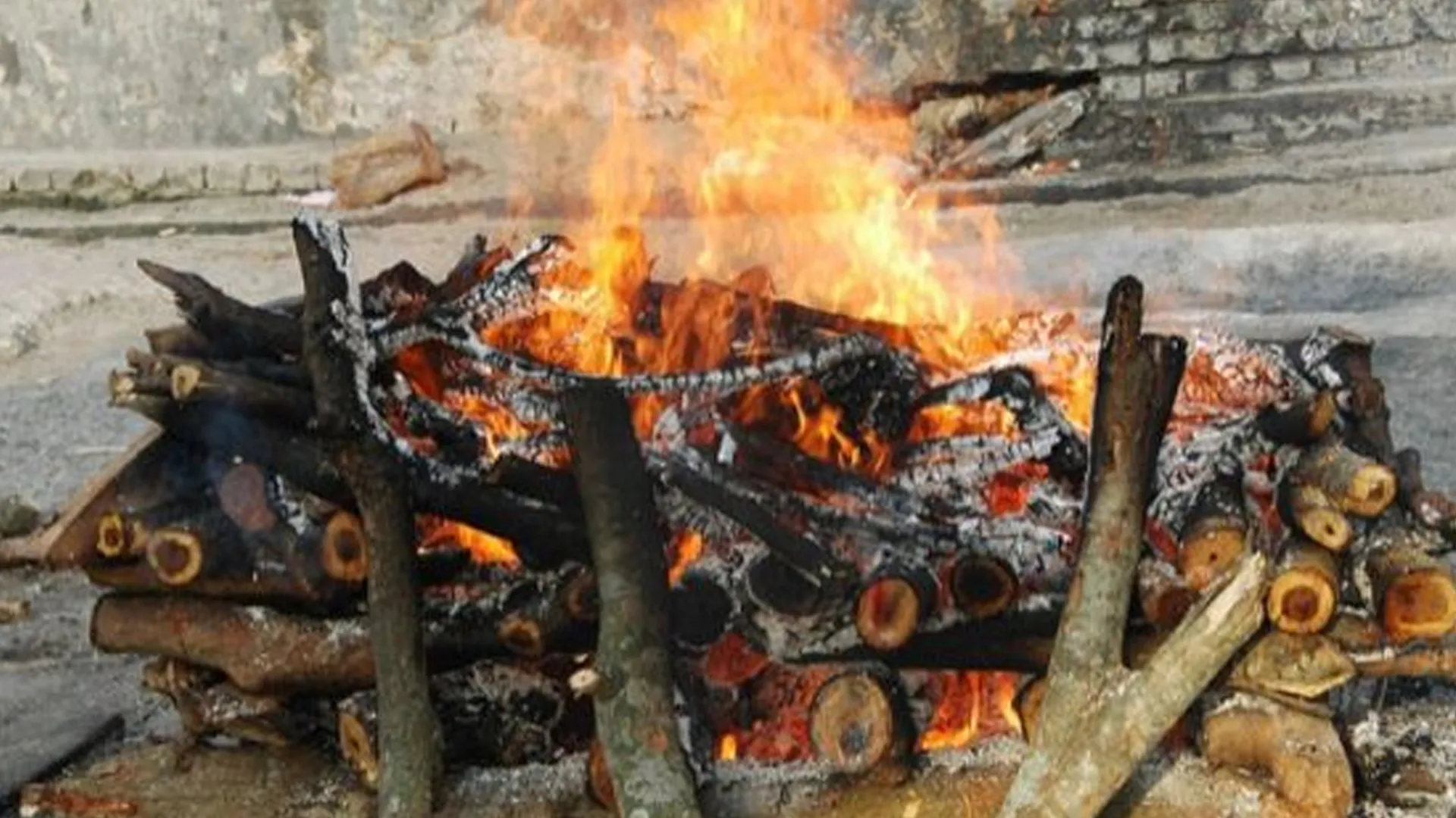 Pilibhit News : वृद्धा की हत्या कर शव जलाया, राख के ढेर में निकली हड्डी और चूड़ियां