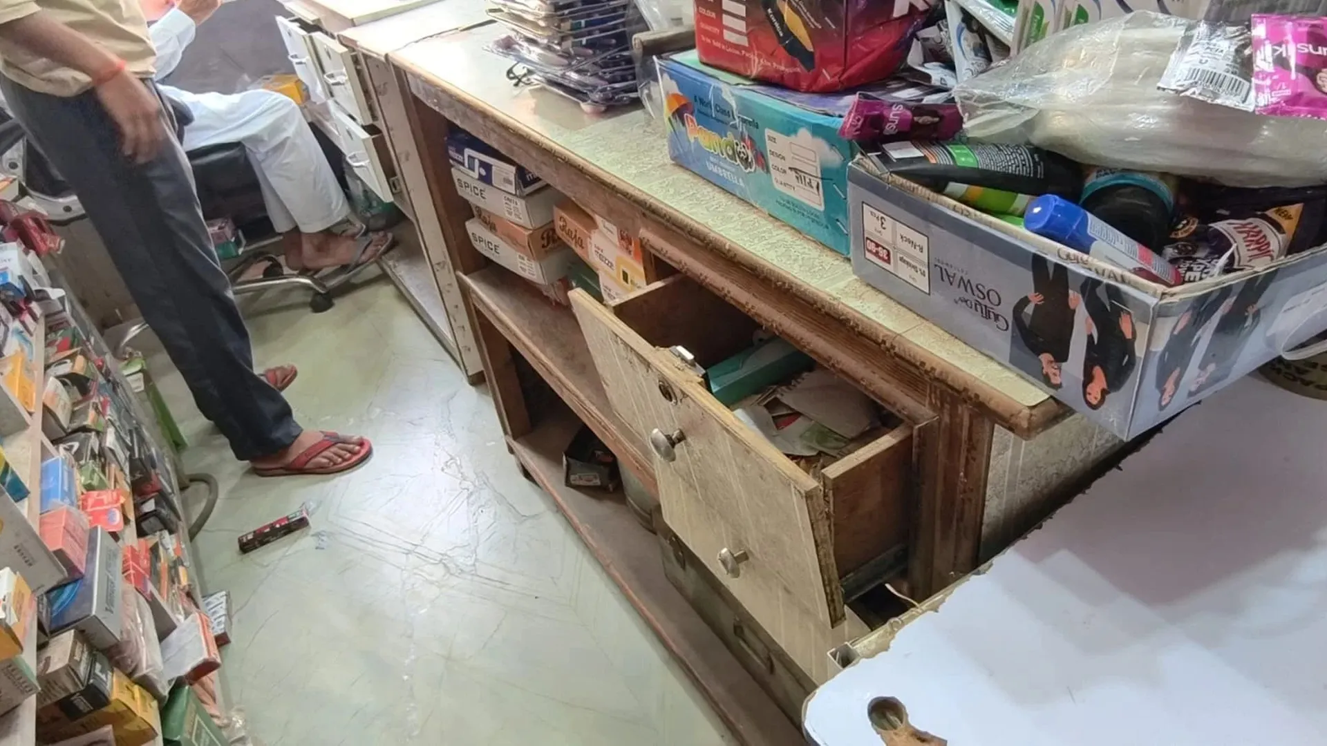 Budaun News : शहर के मेन बाजार में 3 दुकानों से लाखों की चोरी, CCTV का DVR भी ले उड़े चोर