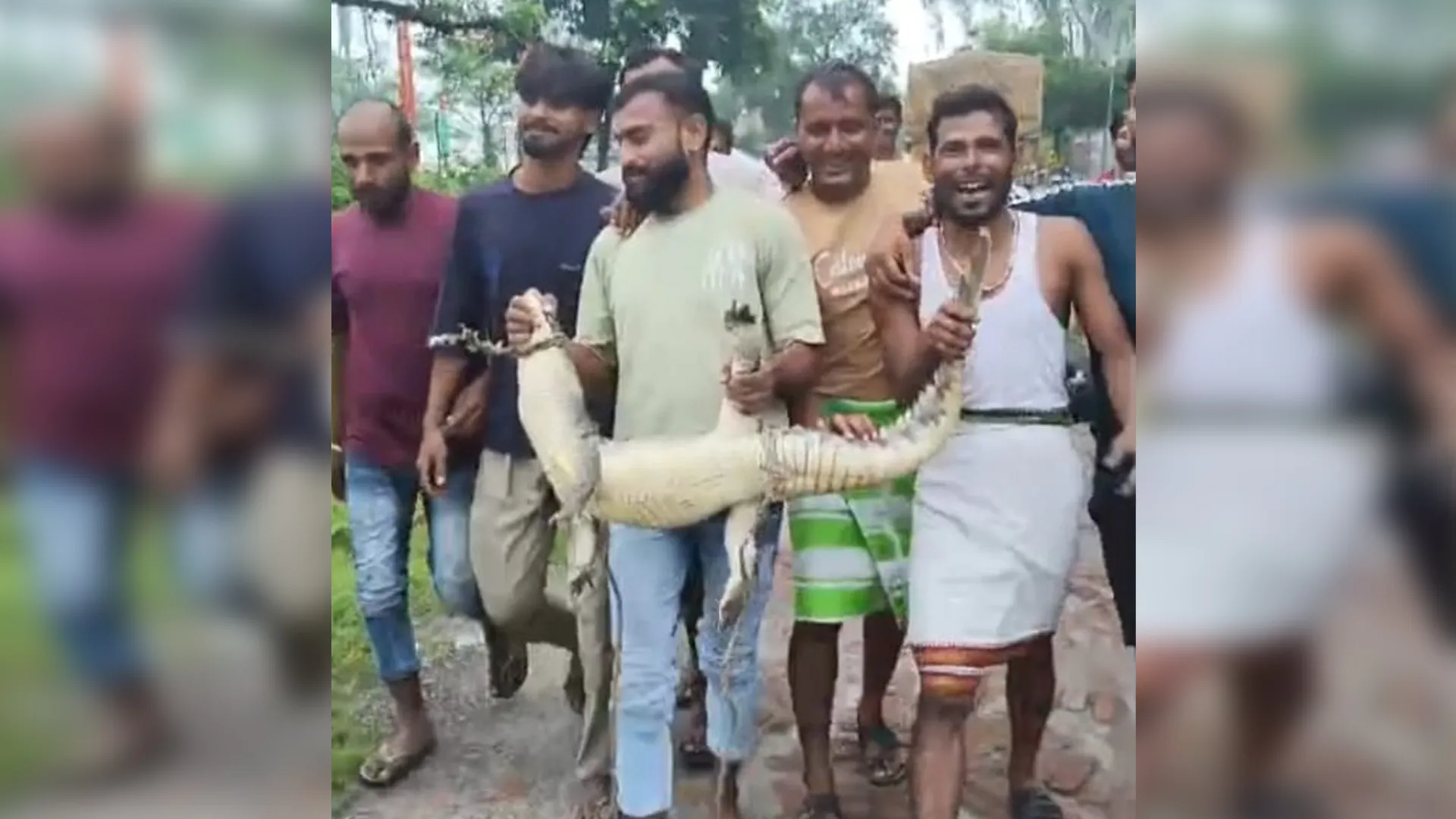 Sambhal News : गंगा का जलस्तर बढ़ने से घर में घुसा मगरमच्छ, रातभर दहशत में रहा परिवार