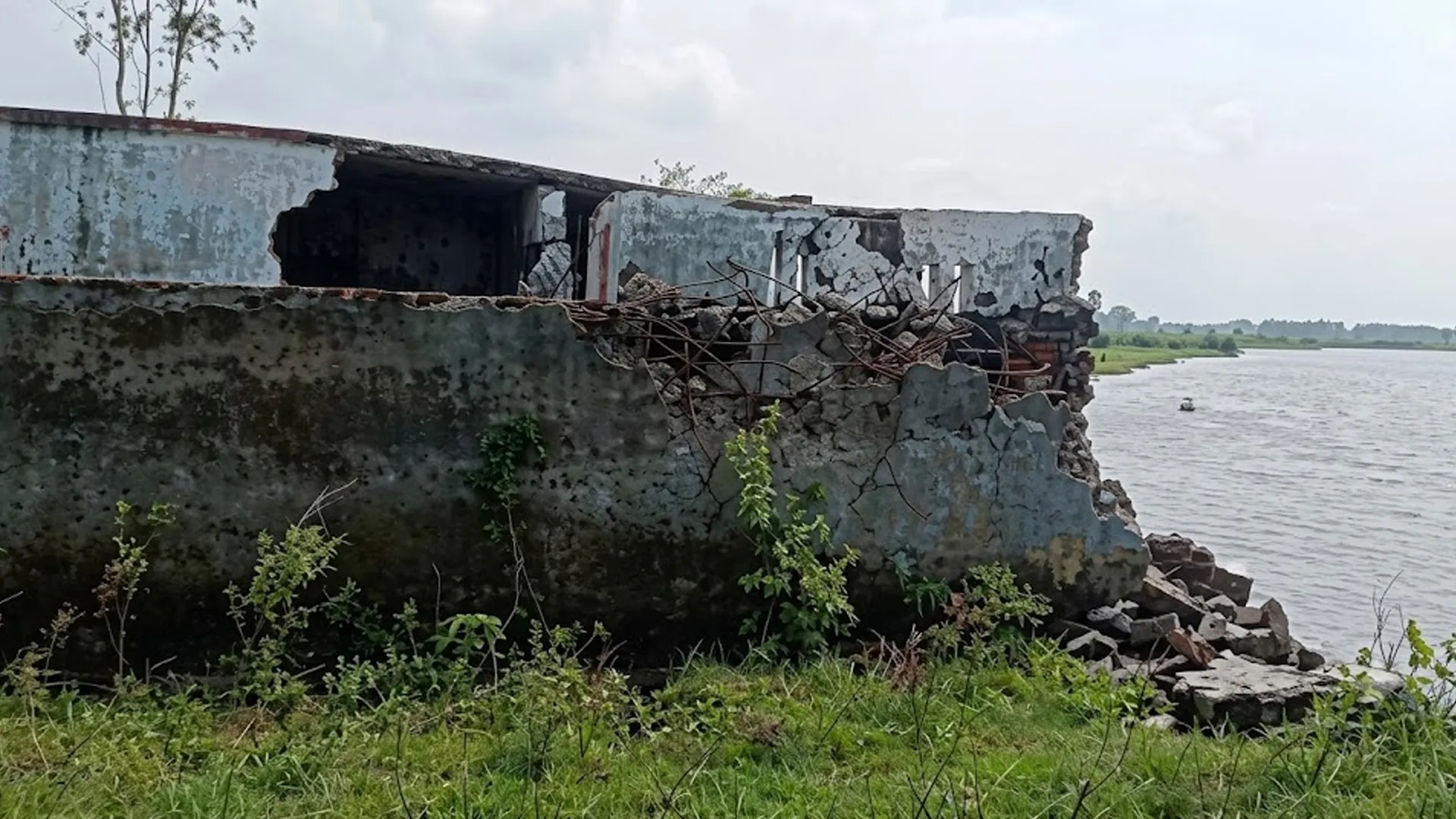 Budaun News : गंगा की तेज लहरों से असमिया रफतपुर बांध पर मंडराया खतरा