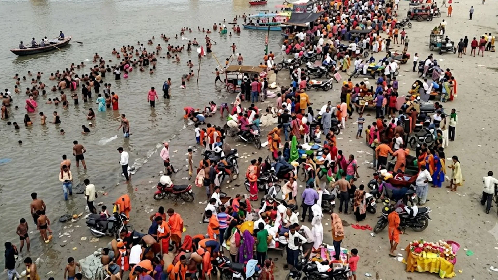 Budaun News : कछला गंगा घाट पर उमड़े शिवभक्त, 'बम-बम भोले' के जयकारों से गूंजी फिजां