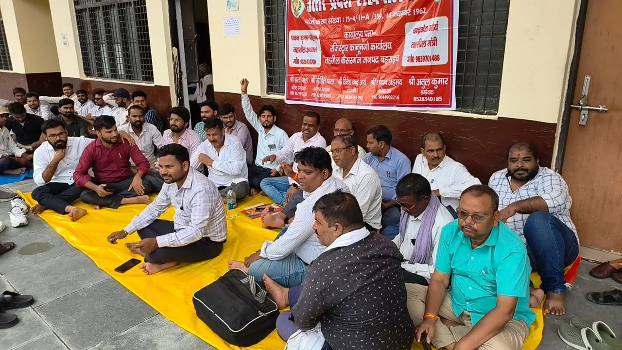 Bahraich News: लेखपालों पर विजिलेंस कार्रवाई से मचा हड़कंप! सीएम योगी से निष्पक्ष जांच की मांग, जानें क्या कहा...