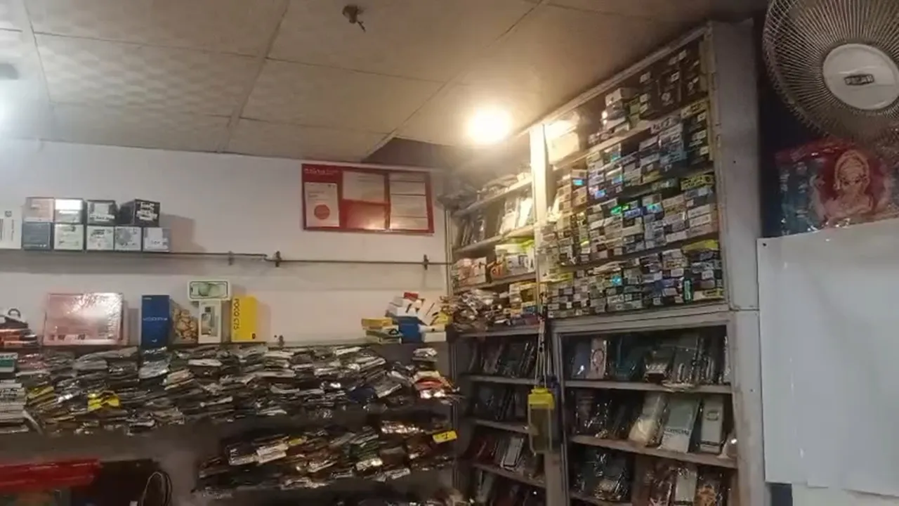 Kanpur News : कानपुर में मोबाइल दुकान पर चोरों का धावा! टीनशेड काटकर अंदर घुसे, मोबाइल और सामान समेटकर हुए फरार