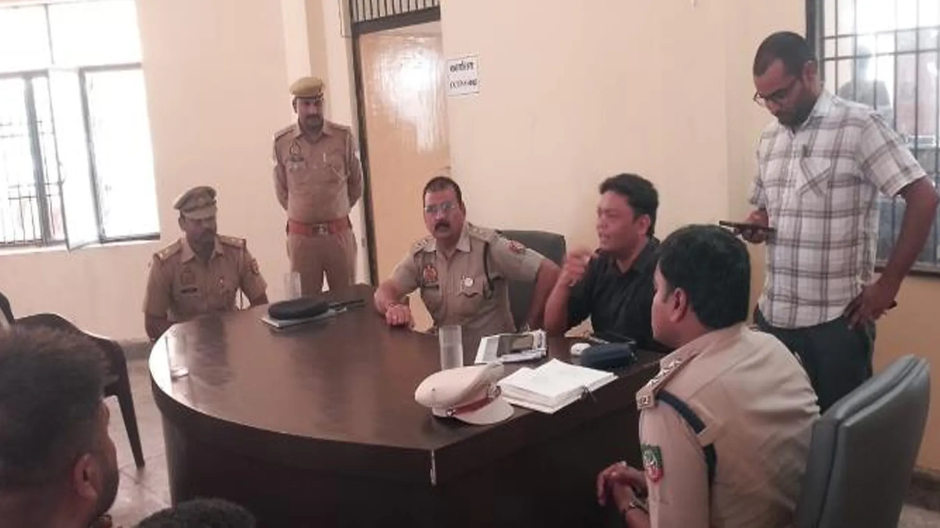 लखीमपुर खीरी : तिकोना फार्म में हाथियों ने रौंदी कई एकड़ फसल, किसानों का मझगईं रेंज पर प्रदर्शन