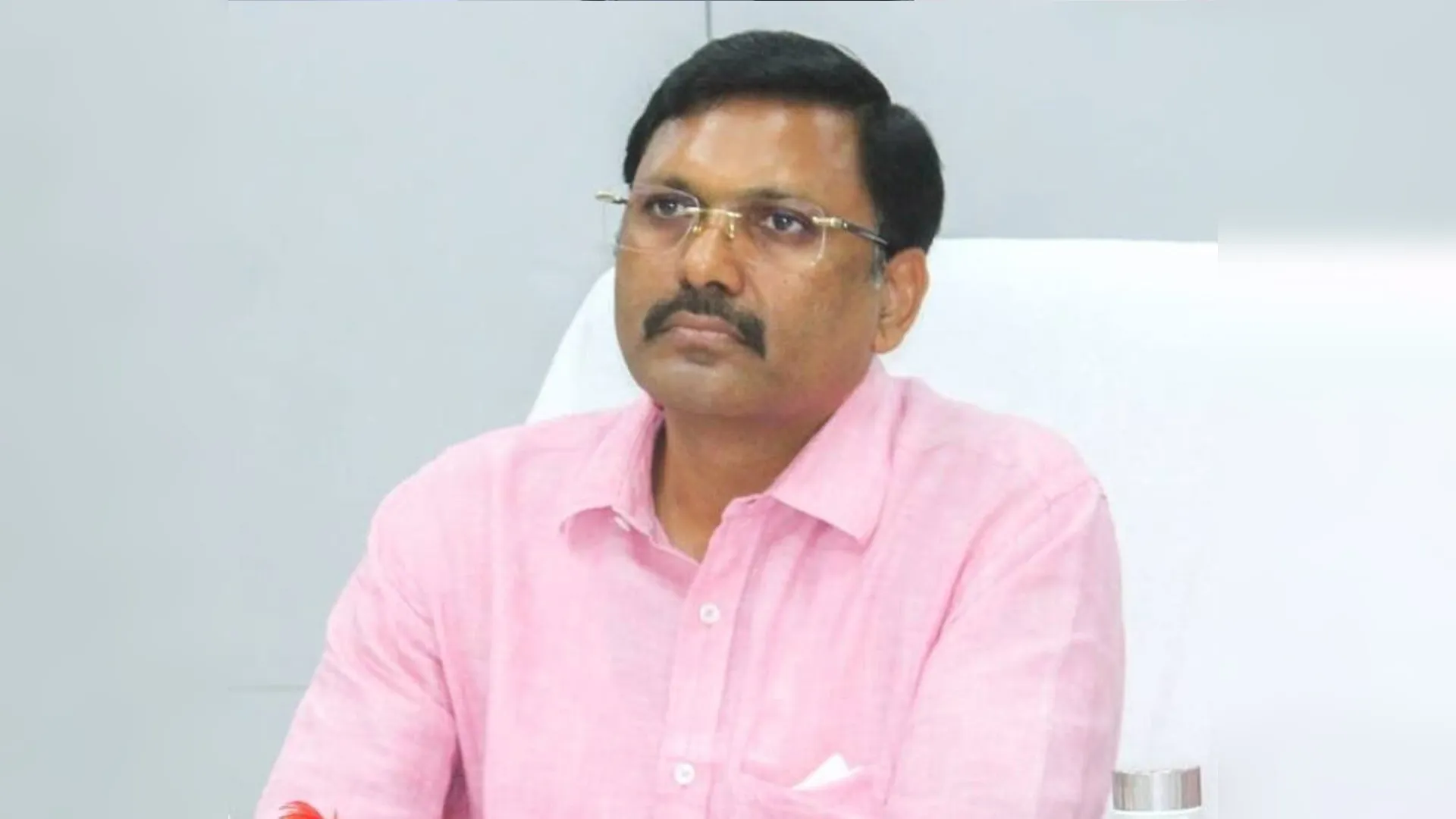 Sambhal News : 57.80 लाख की वित्तीय गड़बड़ी: कमिश्नर हुए सख्त, जवाब न देने पर CDO को थमाया 'कारण बताओ' नोटिस