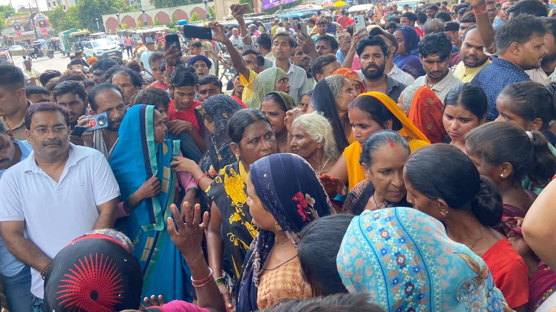 शाहजहांपुर में क्रूरता की हदें पार : दबंगों ने बच्चे को कुचला, आक्रोशित परिजनों ने शव सड़क पर रखकर किया हंगामा