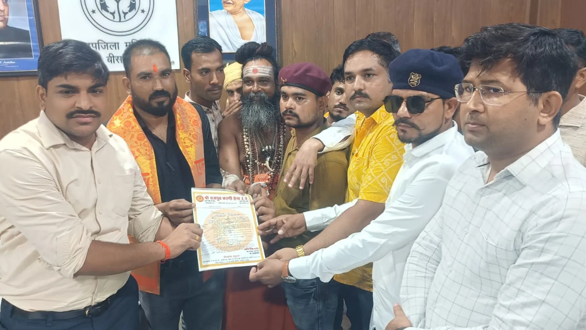 Pilibhit News : आश्रम की भूमि को लेकर 100 दिन से अनशन कर रहे संत के समर्थन में किसान, एसडीएम से की कार्रवाई की मांग