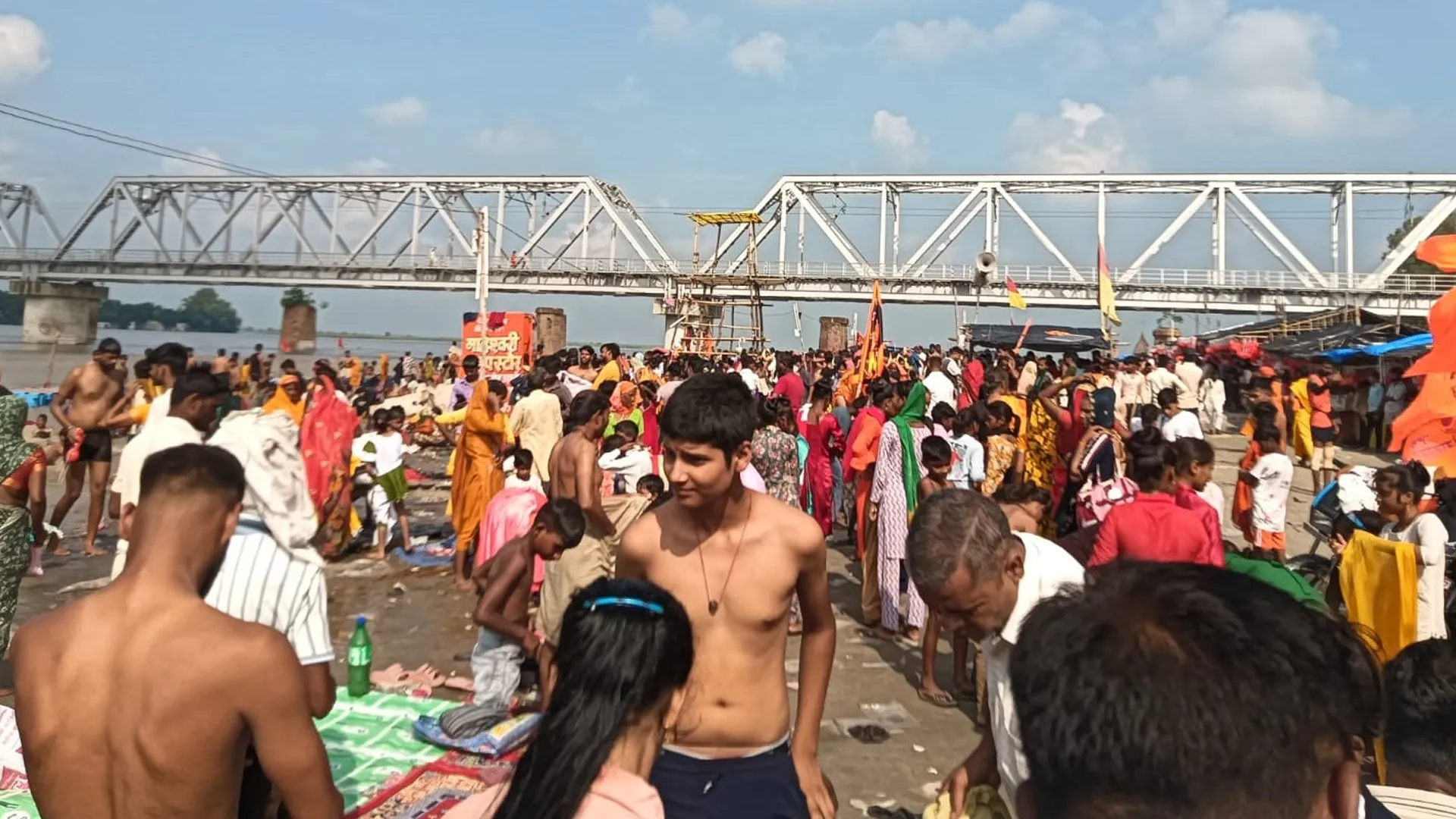 Budaun News : सावन के तीसरे सोमवार और शिवतेरस पर शिवमय हुआ बदायूं, कछला घाट पर उमड़ी भीड़