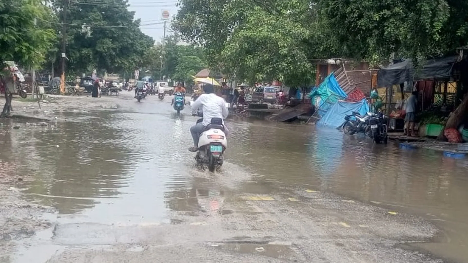 Budaun News : जलभराव और जर्जर सड़कों से लोग बेहाल, मरम्मत के नाम पर विभाग ने की सिर्फ खानापूर्ति