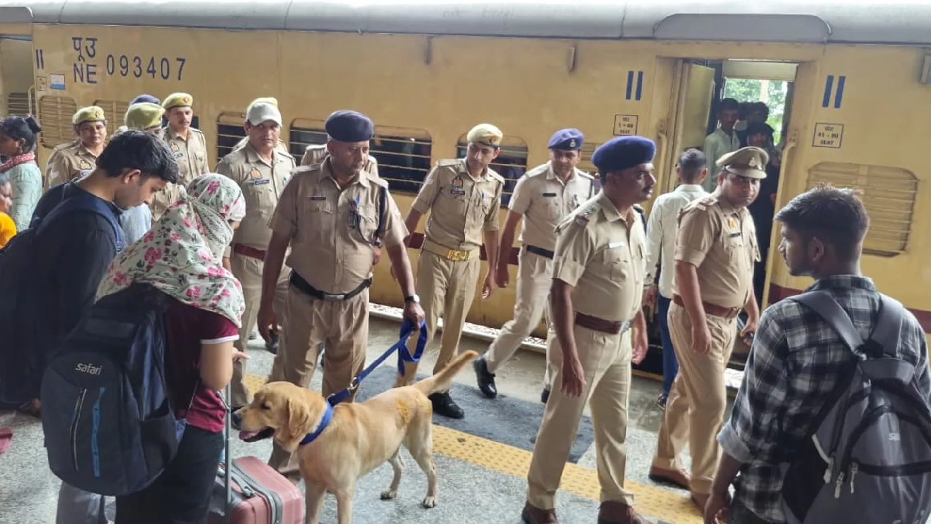 Budaun News : रेलवे स्टेशन पर RPF और GRP का बड़ा सर्च ऑपरेशन, खंगाले गए होटल