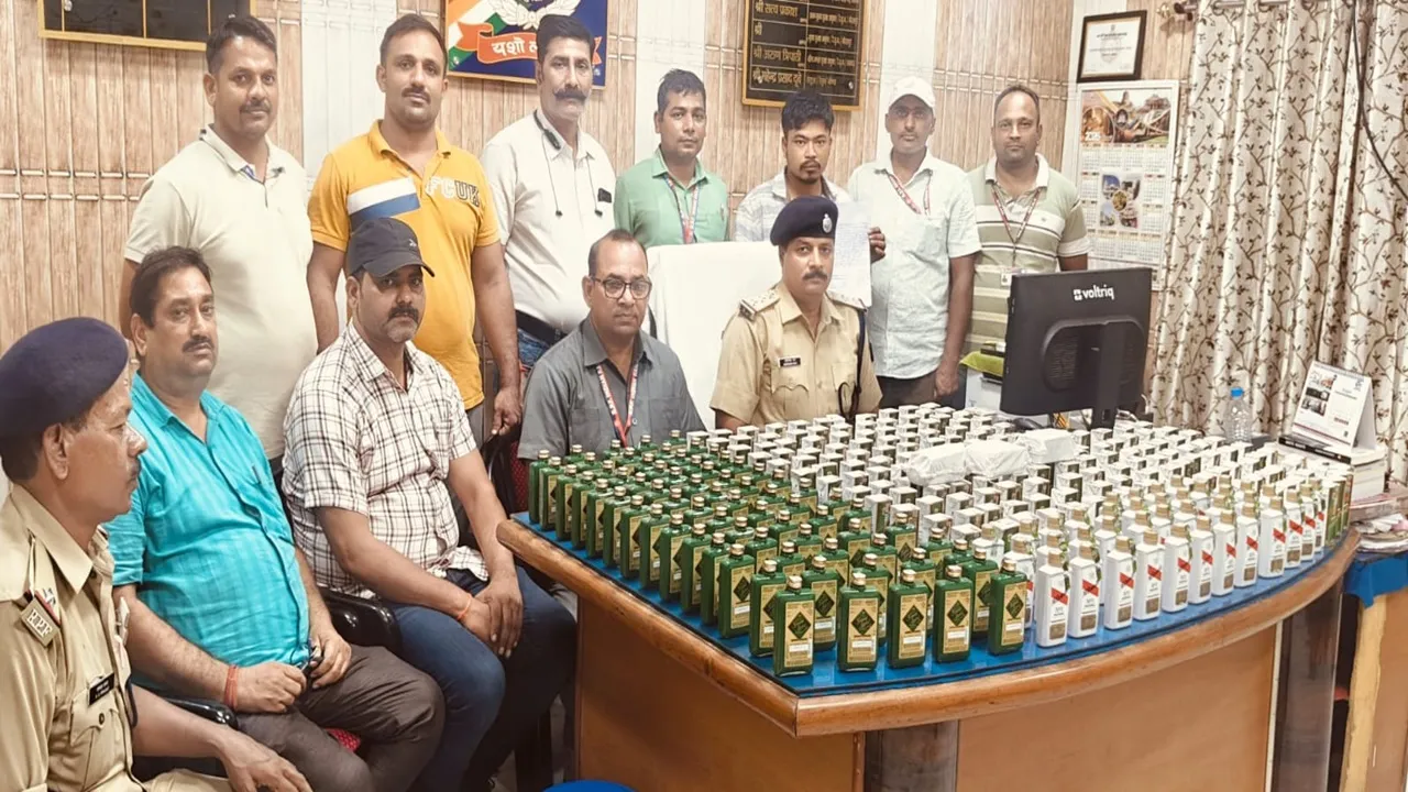 Gonda News : RPF ने की ट्रेन में छापेमारी, 31 हजार की शराब बरामद, कोच अटेंडेंट गिरफ्तार