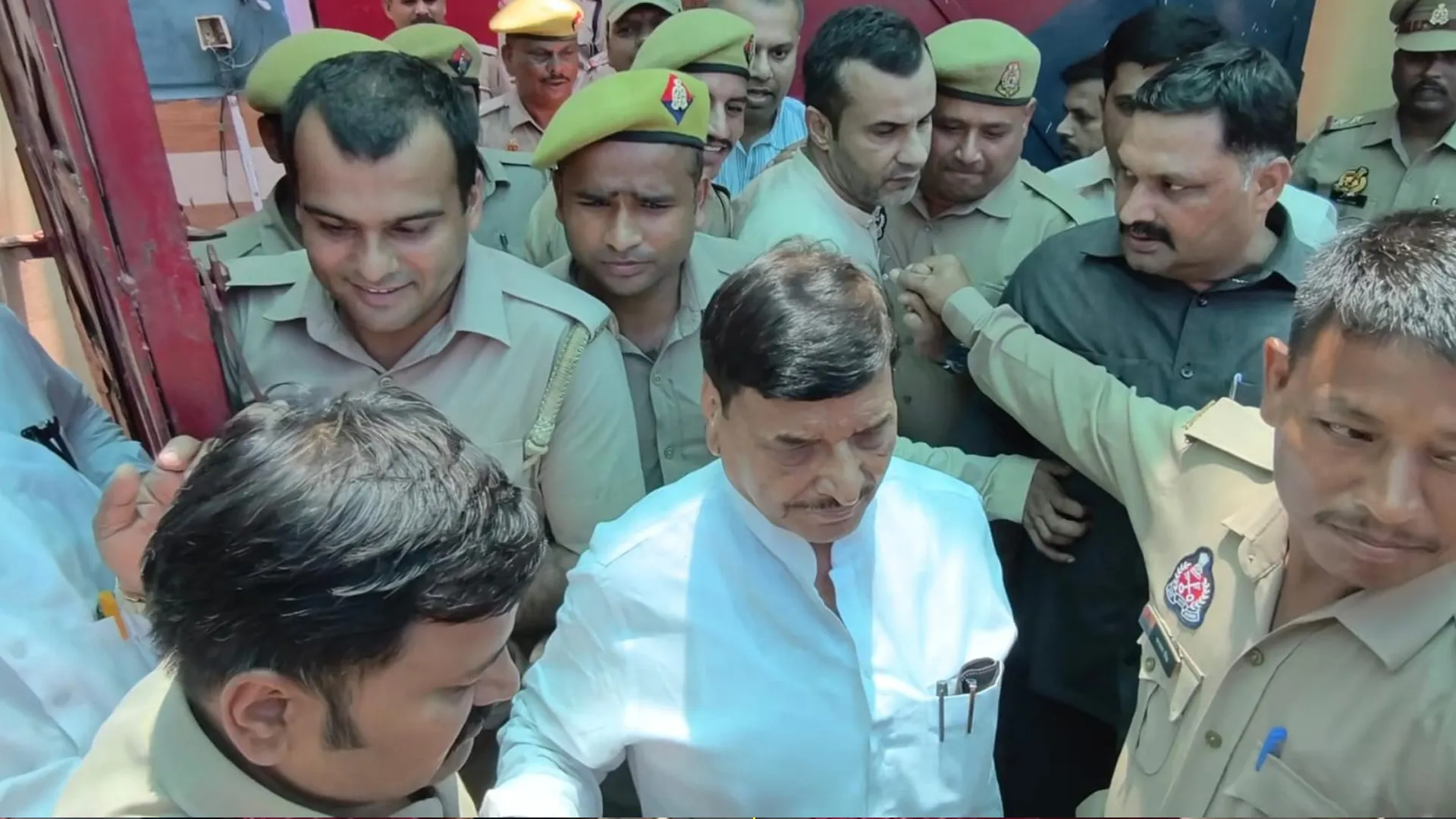 Rampur News : सपा महासचिव शिवपाल यादव ने जेल में की आजम खान से मुलाकात, जौहर विवि भी पहुंचे