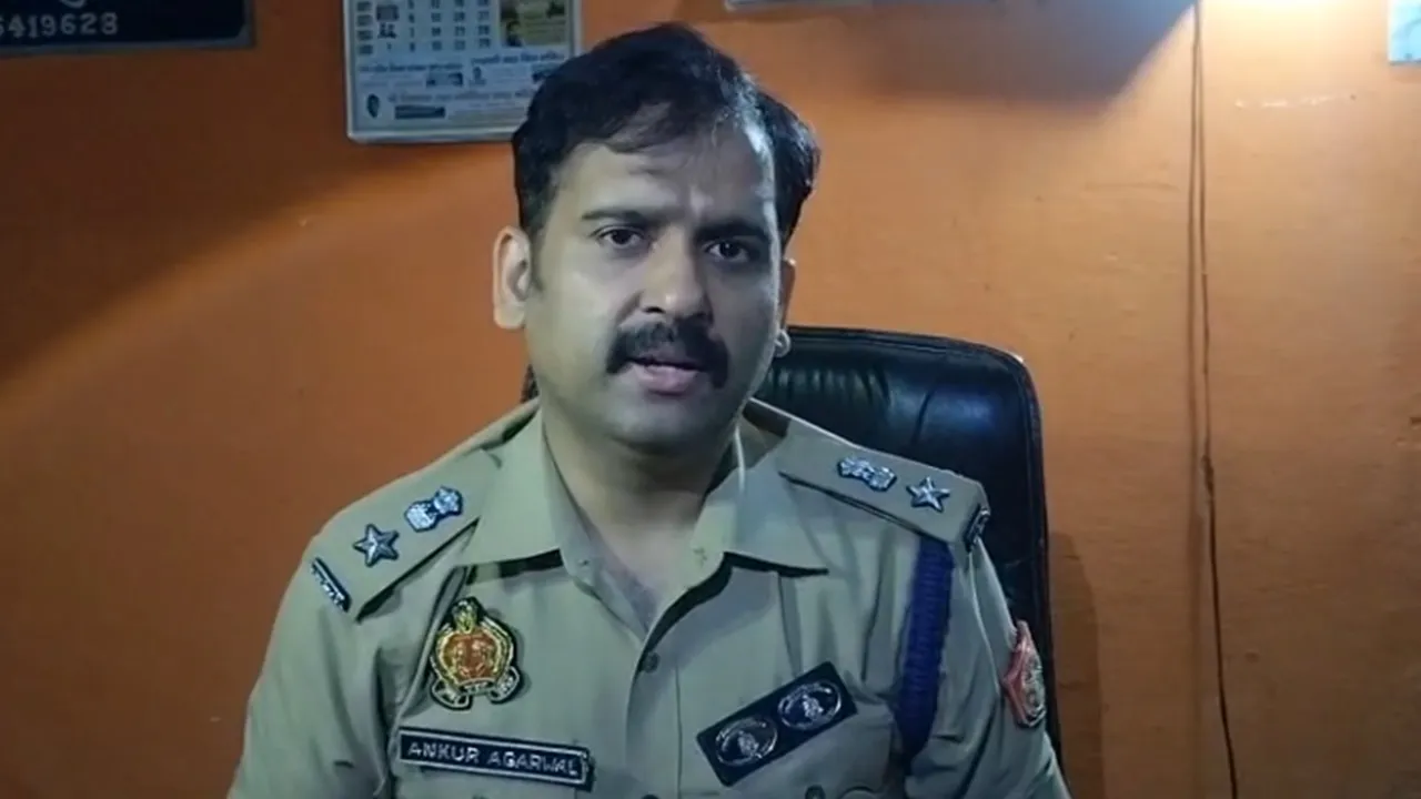 Sitapur News : सर्राफा व्यापारी पर बदमाशों का कहर, लाठी-डंडों से पीटकर ढाई किलो चांदी लूटी; CCTV खंगाल रही पुलिस