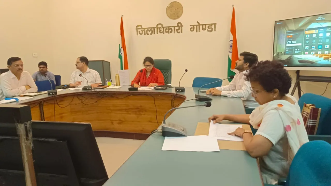 Gonda News : नगर निकायों के काम में लापरवाही पर डीएम सख्त, फोटो से होगी निगरानी, ईओ पर गिरी गाज
