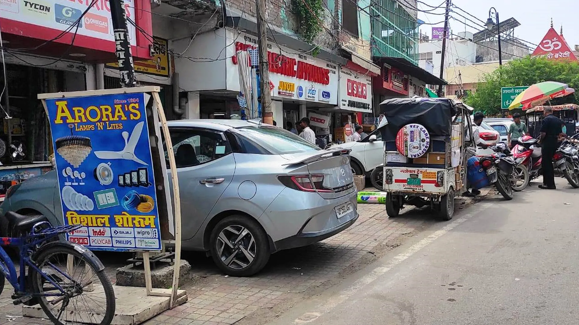Bareilly News : स्मार्ट सिटी में फुटपाथ व डिवाइडरों पर कब्जे, मुश्किल में डगर