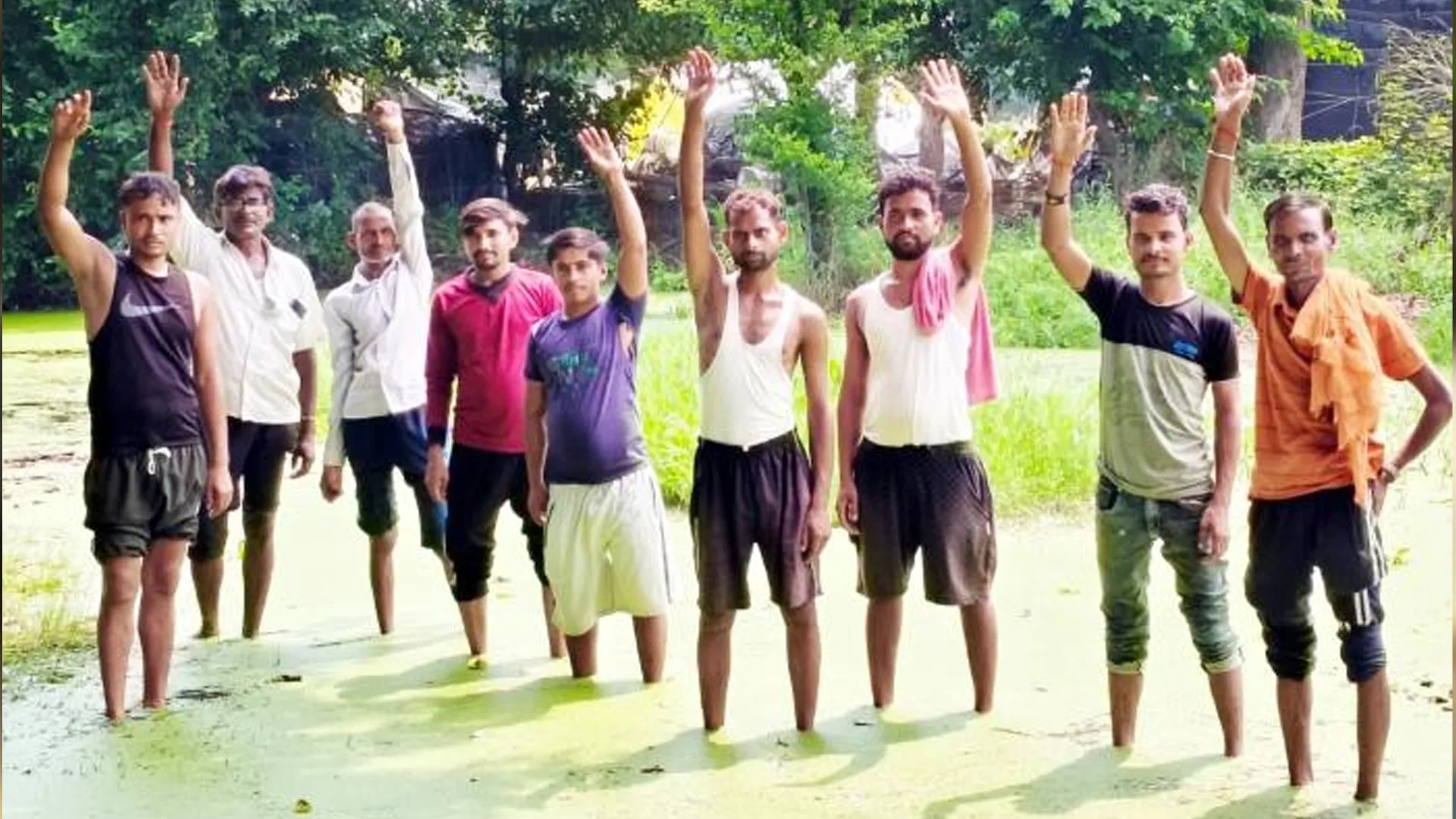 Budaun News : जर्जर सड़क और जलभराव से परेशान ग्रामीणों का प्रदर्शन