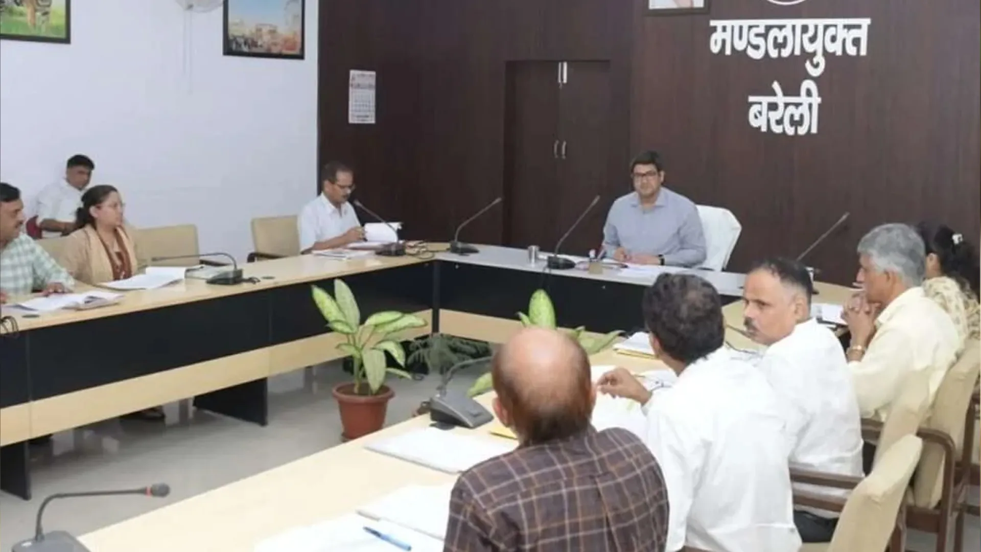 Bareilly News : कमिश्नर की मीटिंग में खुली सिस्टम की पोल, 19 गौशालाएं अधूरी; लापरवाह अफसरों पर जल्द गिरेगी गाज