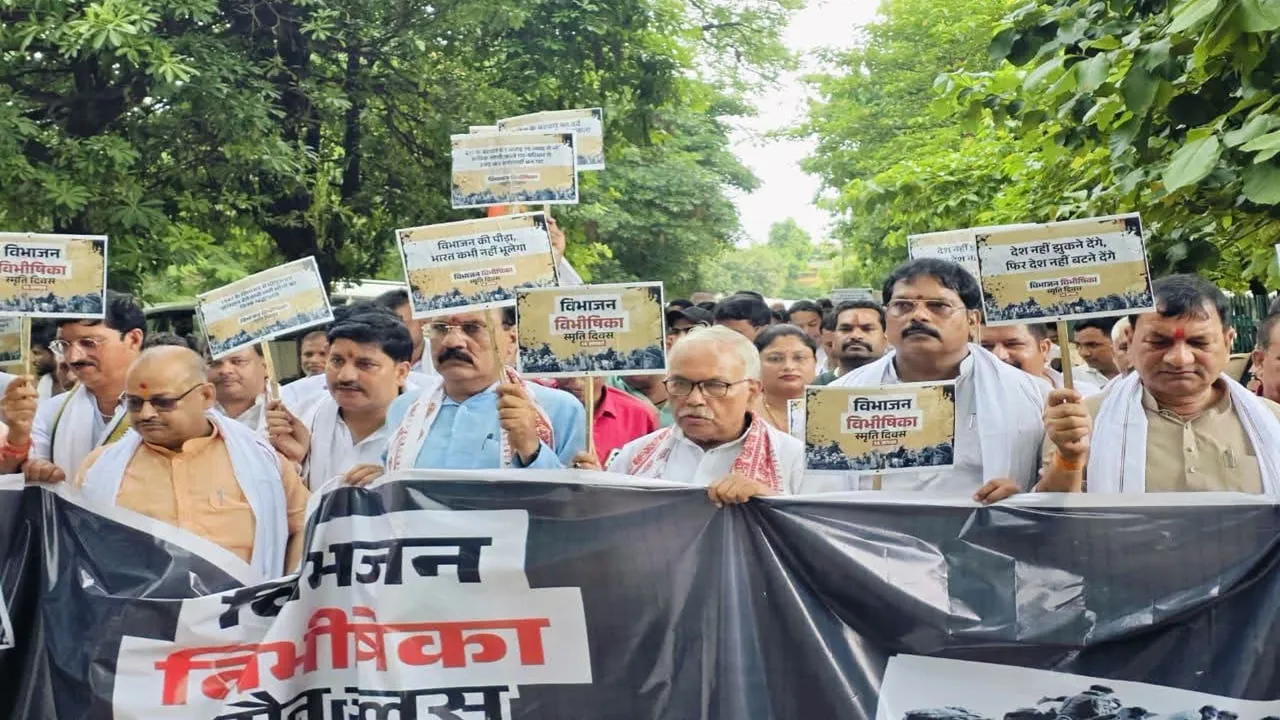 Gonda News : 1947 के दर्द को किया याद, गोंडा में विभाजन विभीषिका स्मृति दिवस पर निकला मौन जुलूस; शहीदों को नमन