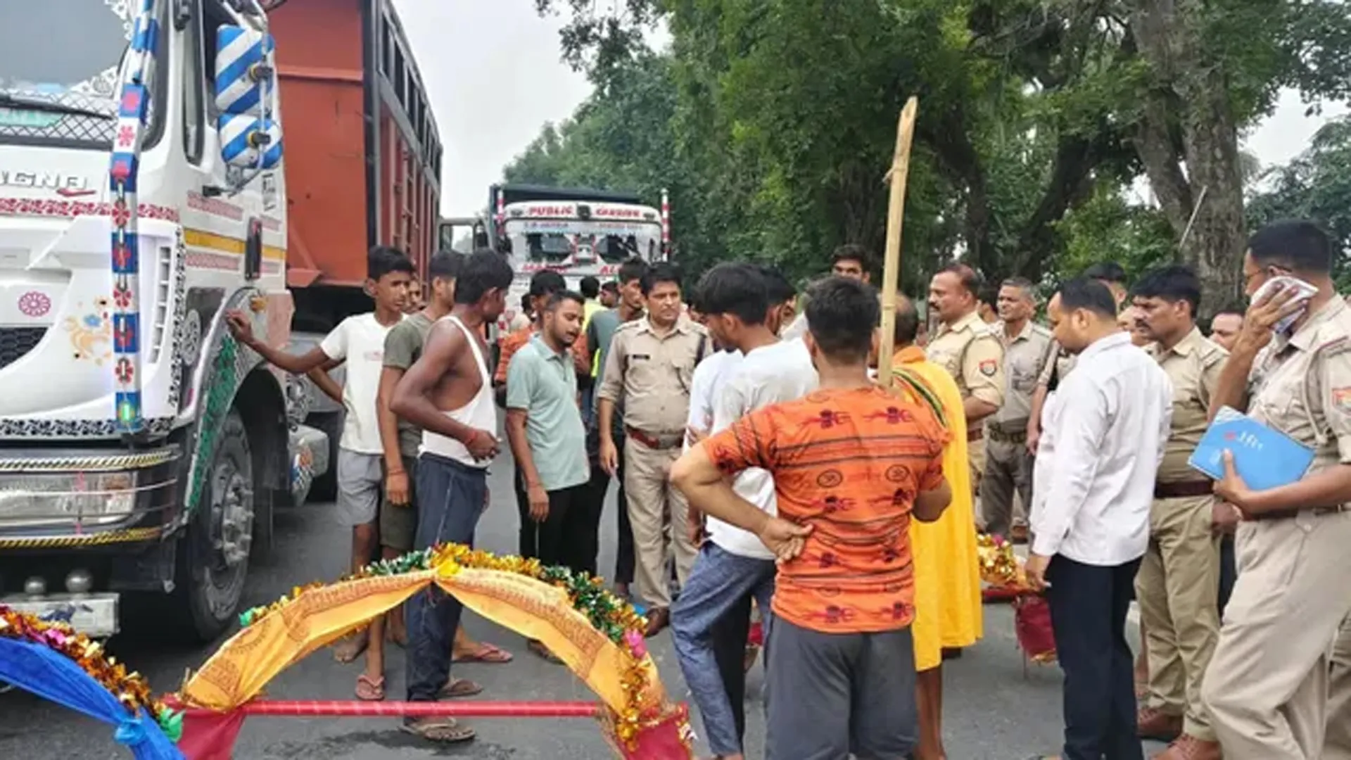 Bareilly News : कांवड़ियों के जत्थे को तेज रफ्तार ट्रक ने मारी टक्कर, 3 गंभीर घायल; गुस्साए शिवभक्तों ने बरेली-लखनऊ हाईवे किया जाम