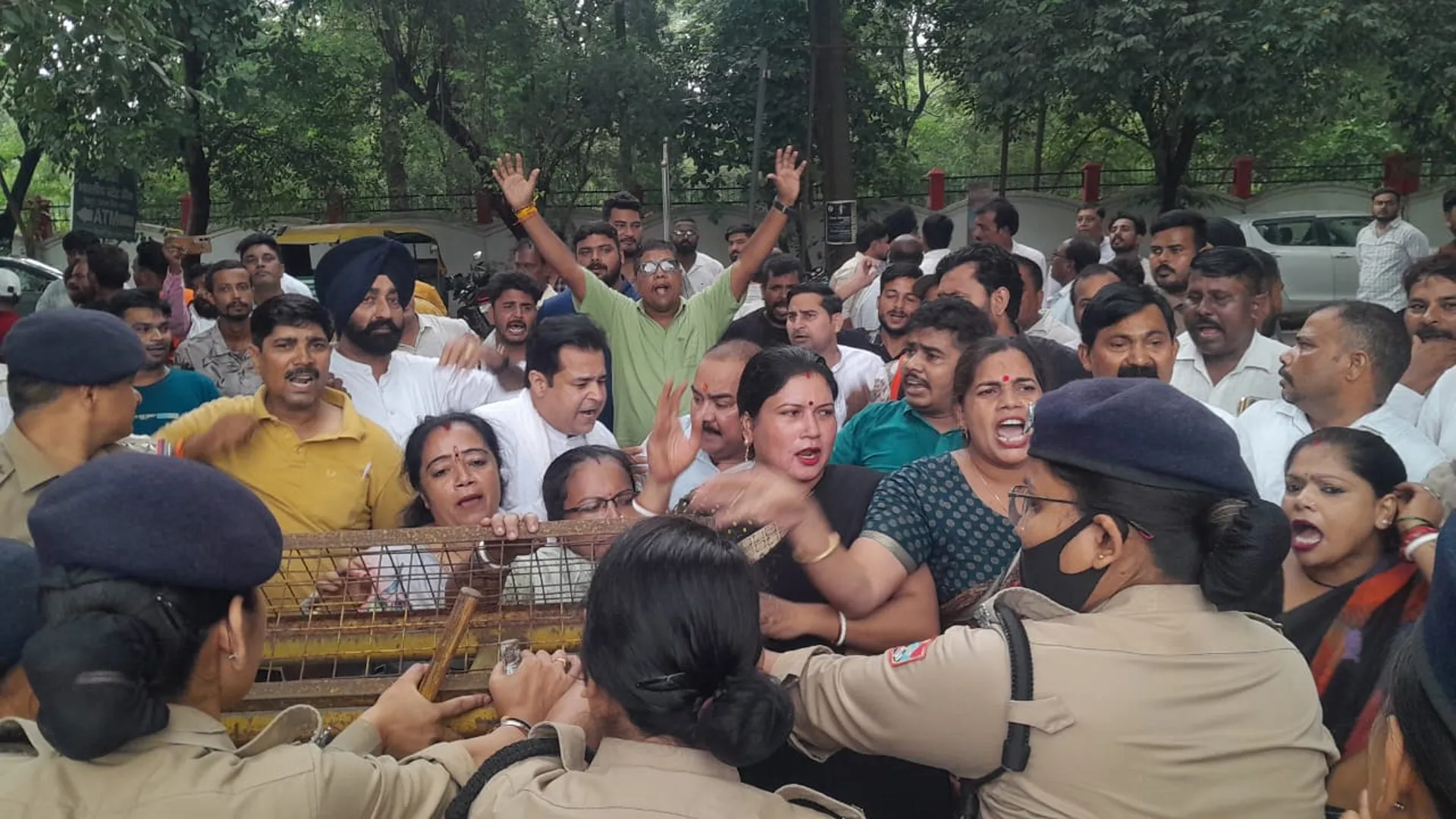 रुद्रपुर: ठुकराल पर मुकदमा दर्ज होते ही गरमाई तराई की राजनीति, कांग्रेसियों ने पुलिस ऑफिस पर किया हंगामा
