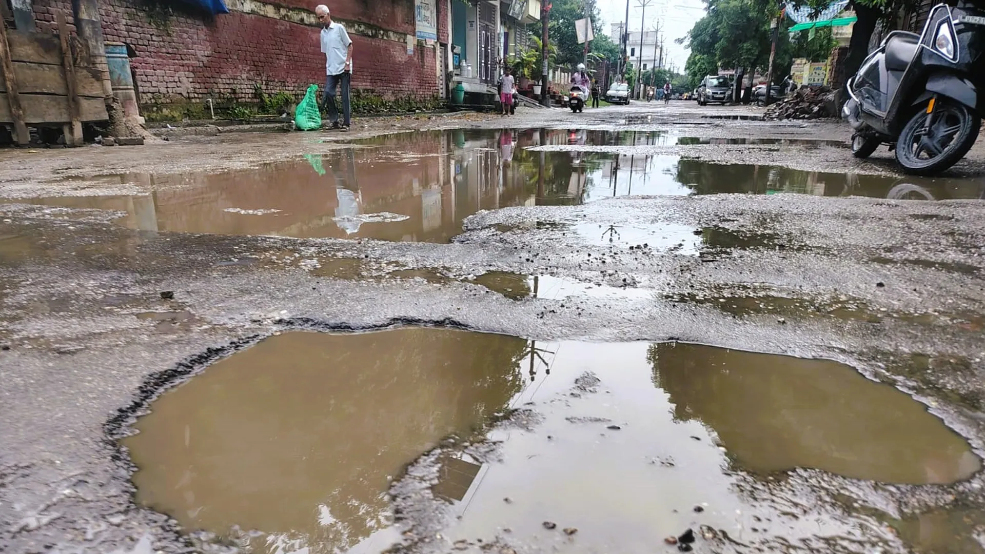 Moradabad News : टूटी सड़कें लगा रहीं 'स्मार्ट सिटी' के दावों पर दाग, गड्ढों में हिचकोले खा रहे स्कूली वाहन और एंबुलेंस