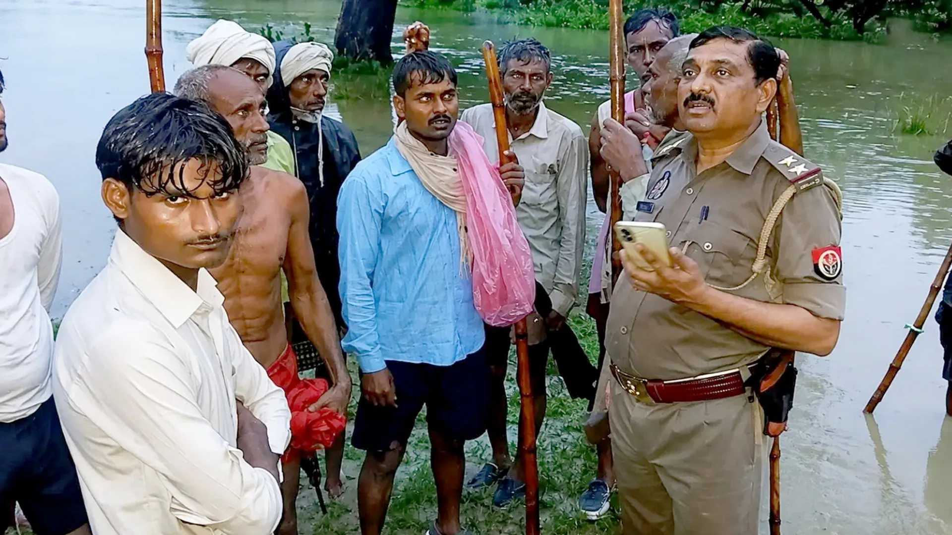 Banda News : खेत से लौटते वक्त उफनते नाले में बहे 4 लोग, 3 की दर्दनाक मौत; तैरकर बचे शख्स के सामने उजड़ गया परिवार