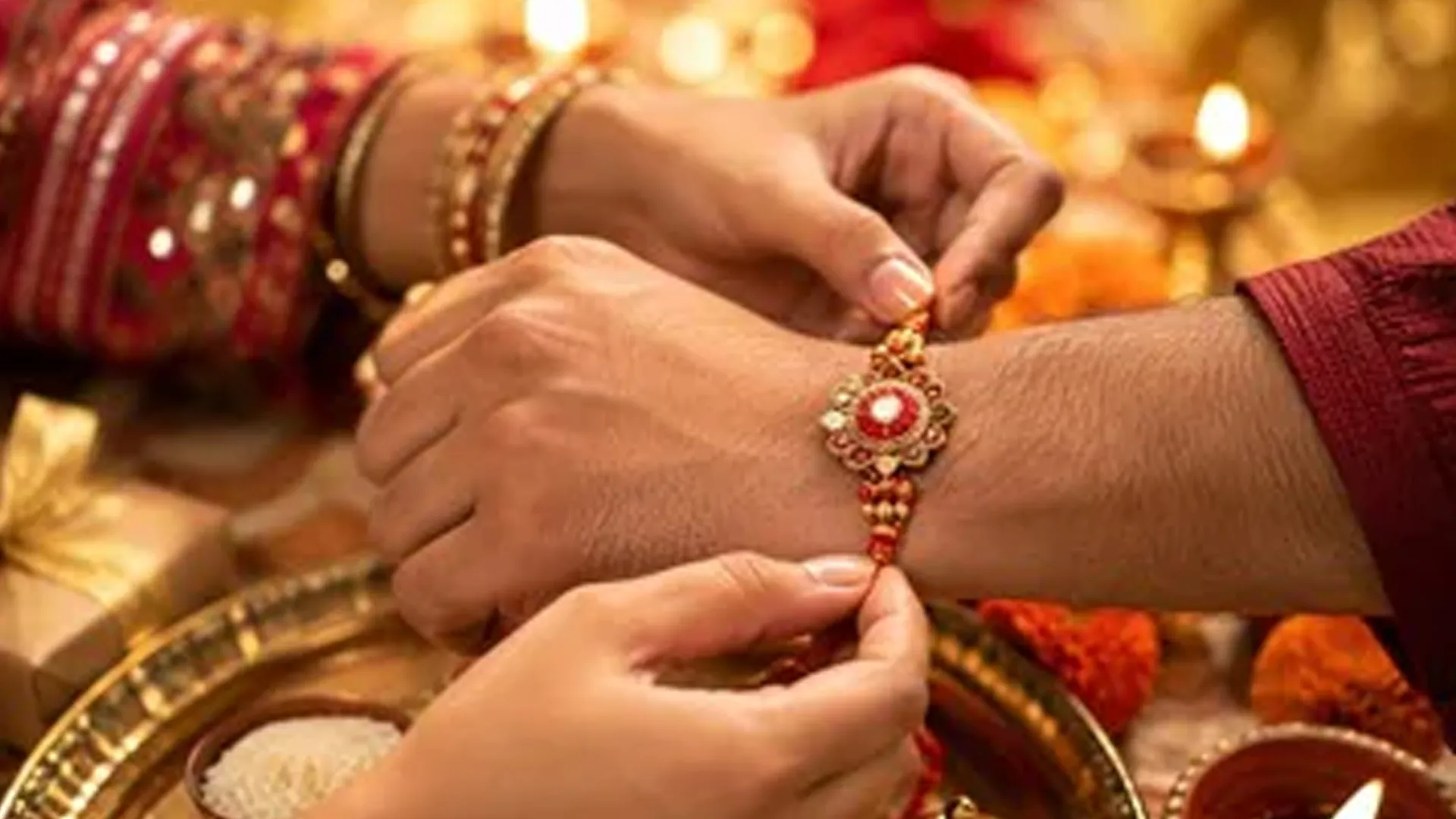 Moradabad News : रक्षाबंधन पर इस बार भद्रा का साया नहीं, जानें राखी बांधने का शुभ मुहूर्त और सही तरीका